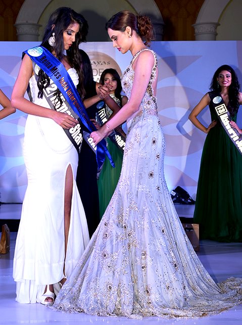 Reina Miss India Intercontinental 2016 - Himani Sharma - crowned by Gail Nicole Da Silva (Miss United Continents Princess 2014)