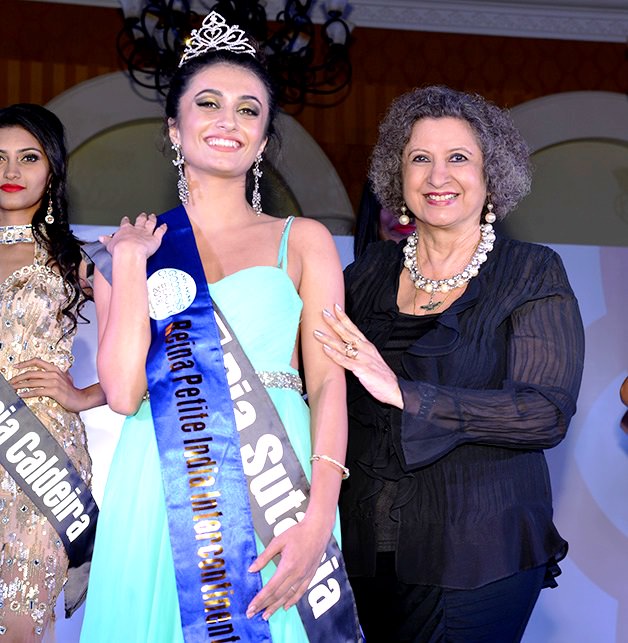 Reina Petite India Intercontinental 2016 - Pia Sutaria - crowned by Meher Castelino (Miss India 1964)